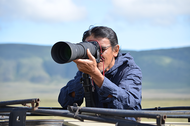 [Program Catalog] Behind the Lens Again　A Press Photographer’s Lost Decade　シャッター 報道カメラマン 空白の１０年　重返鏡頭-攝影師空白的10年｜RKB MAINICHI BROADCASTING CORP.